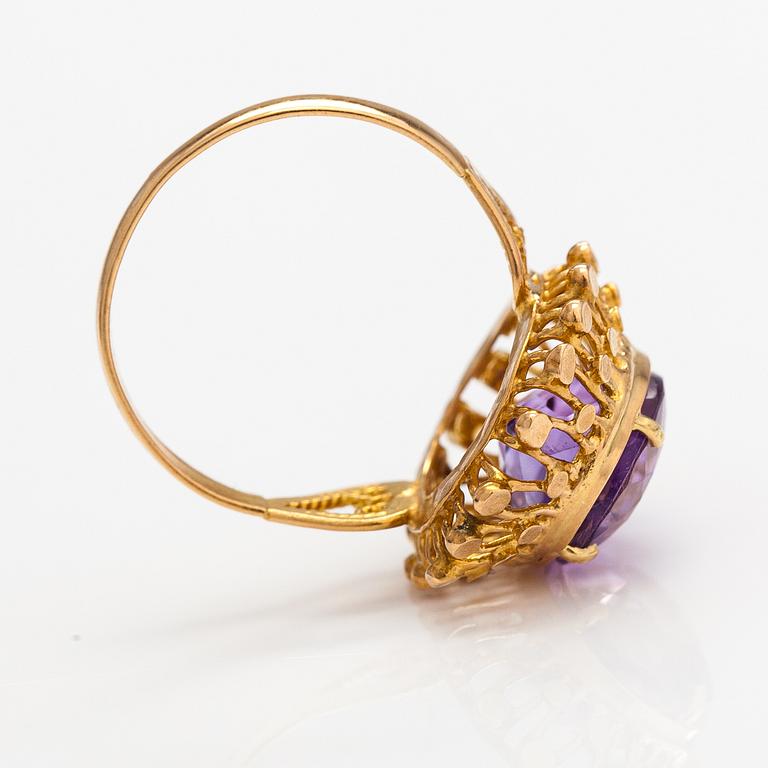 A ca. 21K gold ring with an amethyst.