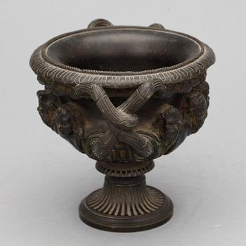 URNA, brons, antikiserande, 1900-talets första hälft.