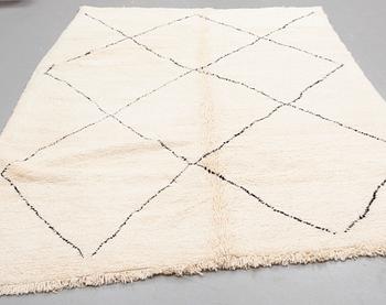 A Marockan carpet. Circa 293 x 223 cm.