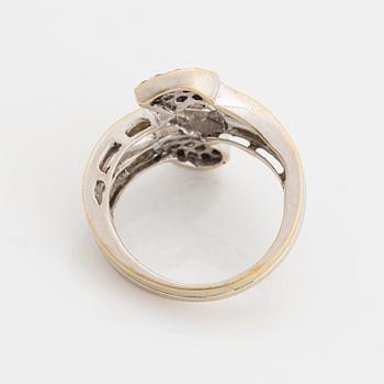 Ring, omlottring med päronformad diamant.