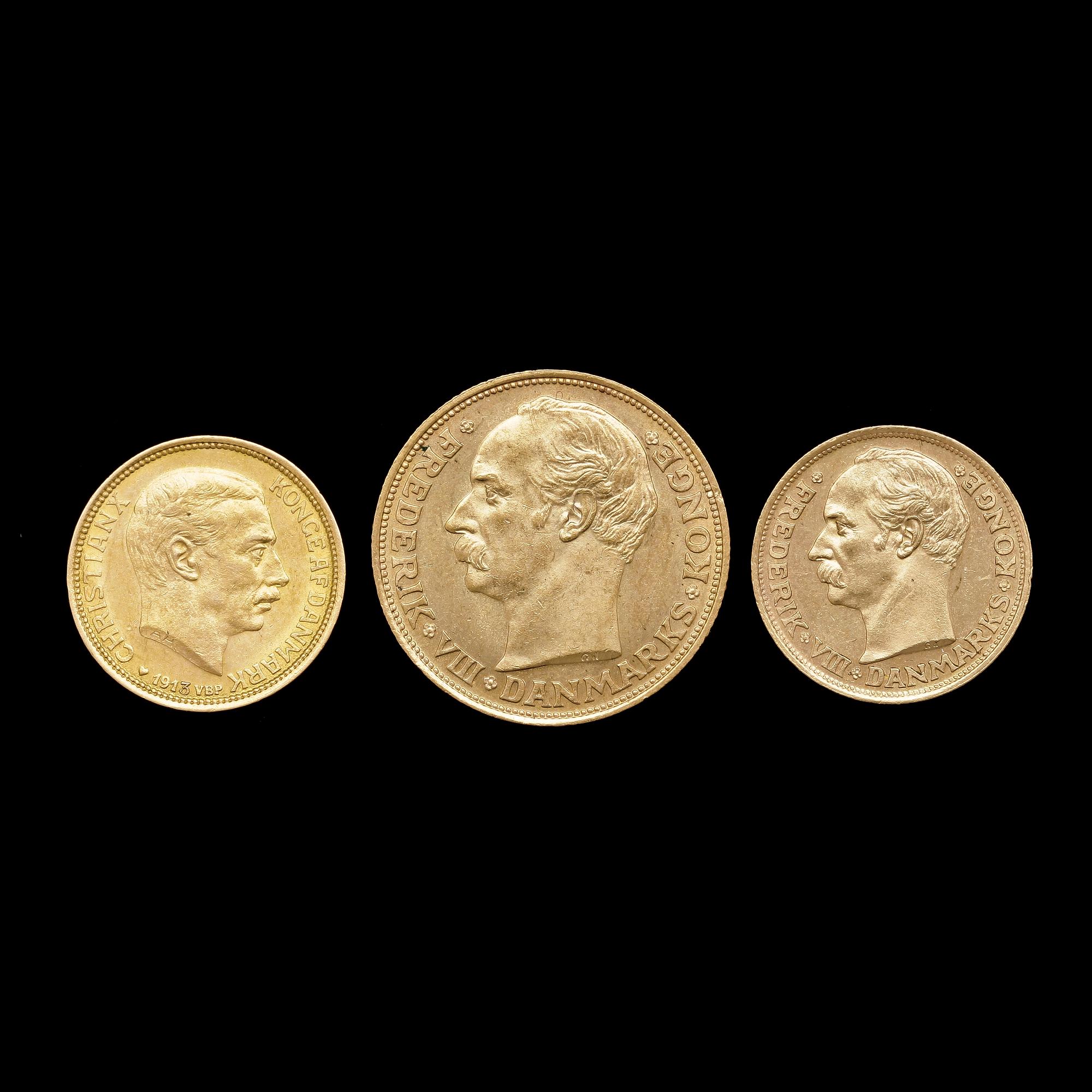 MYNT, 3 st, guld, 10 resp 20 kroner, Danmark 1908 resp 1913. Totalvikt ca 18 gram.