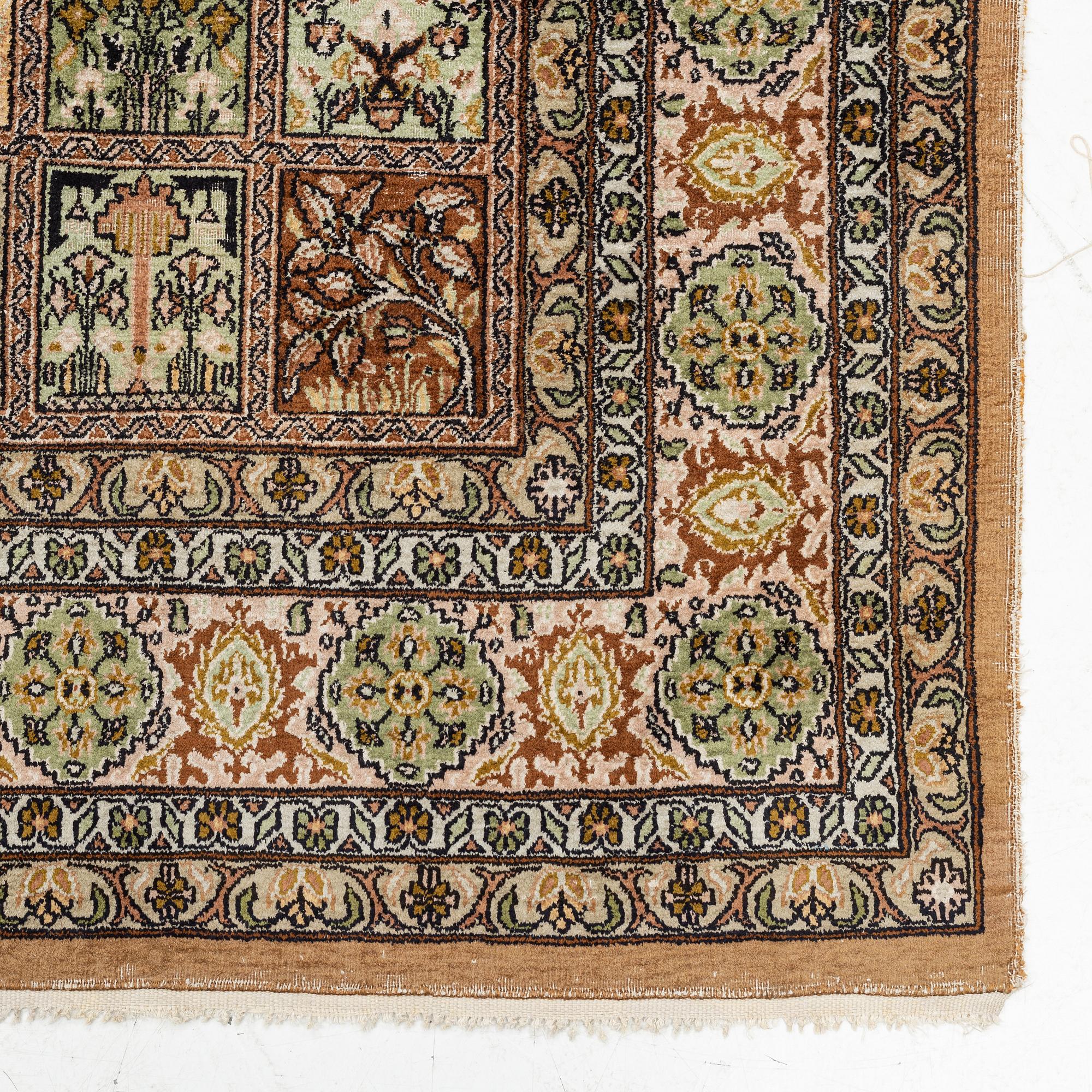 Matta, silke, ca 300 x 210 cm.