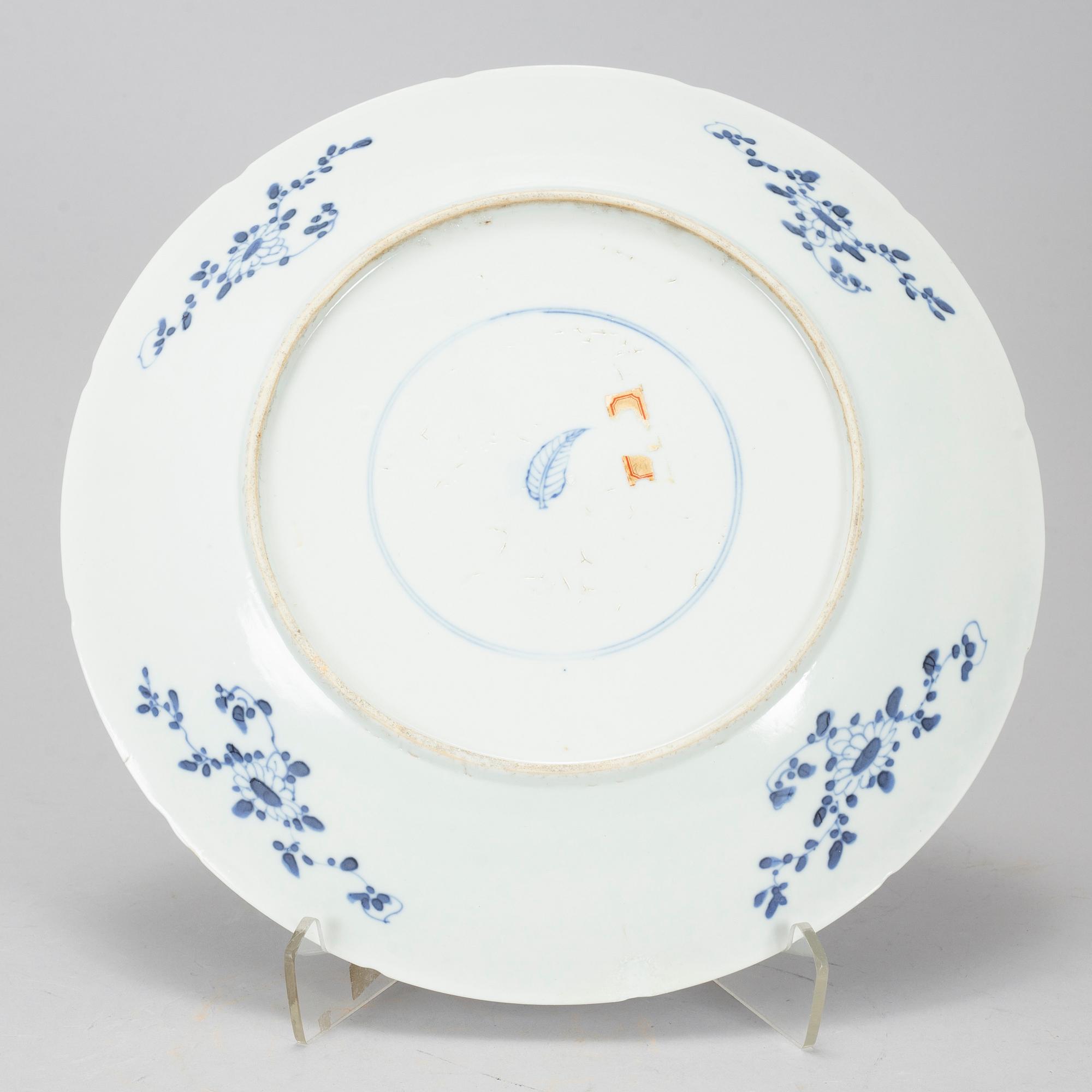 A blue and white dish, Qing dynasty, Kangxi (1662-1722).
