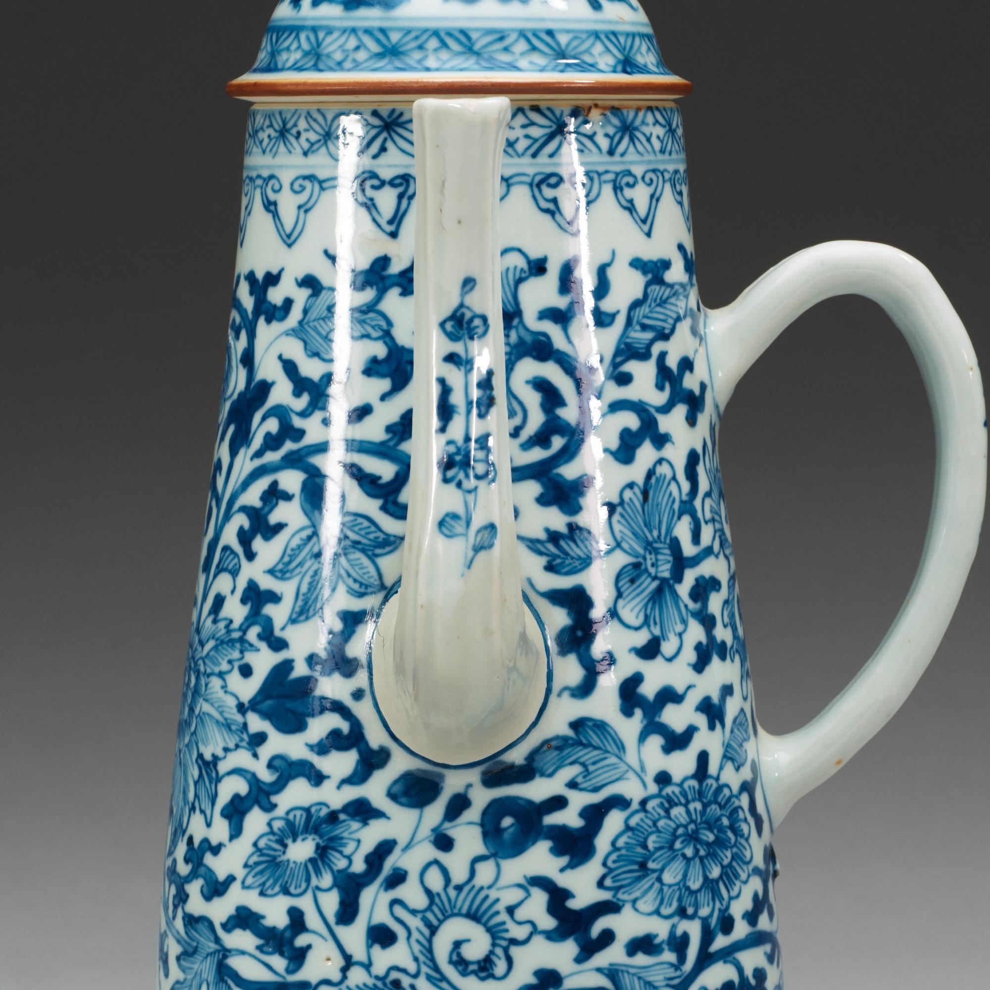 A blue and white coffepot with cover, Qing dynasty, 18th Century.