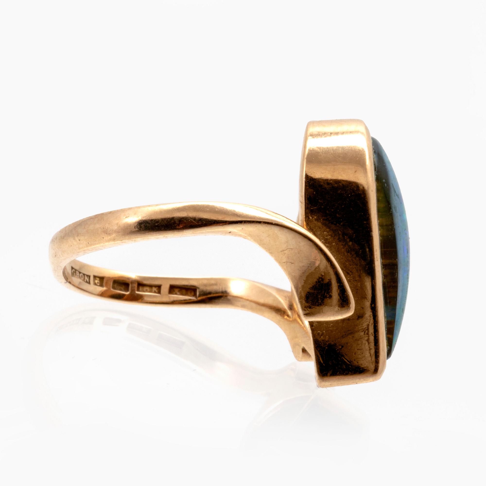 Ring 18K guld cabochonslipad opal, Guldsmed Björn Nilsson, Kristianstad, 1996.