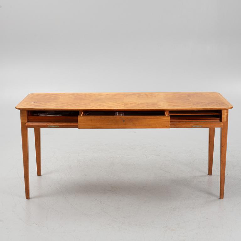 A mahogany veneered writing desk, 20th Century.