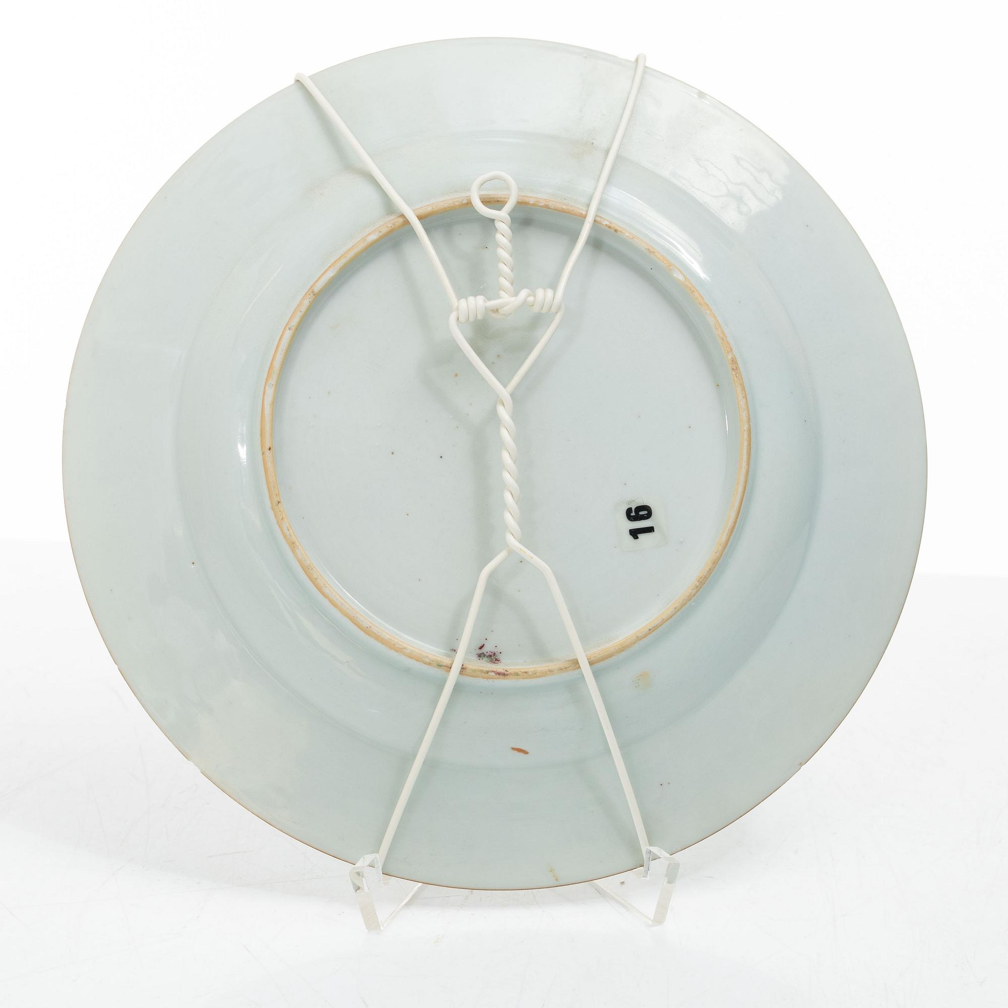 A set of three export porcelain plates and two dishes, Qing dynasty, Qianlong (1736-95).