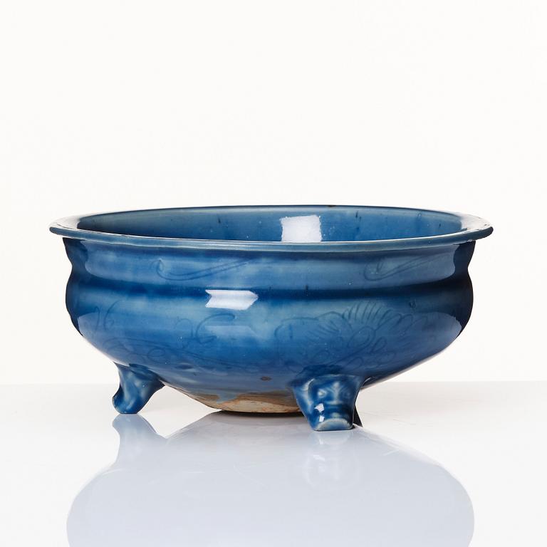 A blue glazed tripod censer, Qing dynasty, 19th Century.