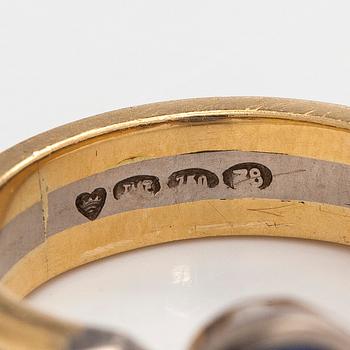 Ring, fasettslipad safir, diamanter, 18K guld och vitguld. 2001.
