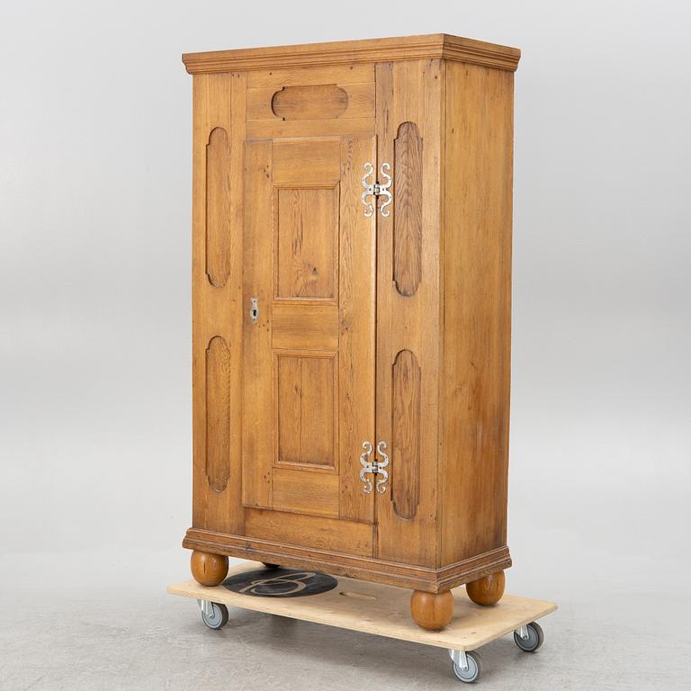 A cabinet, 18th century.