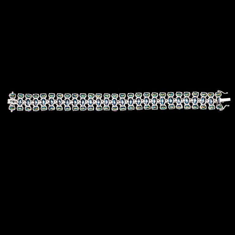 ARMBAND, sterlingsilver, vita topaser tot ca 0.50 ct, färgade topaser tot ca 48.00 ct.