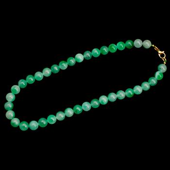 COLLIER, olikfärgad gröntonad jade.