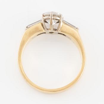 Ring 18K gold with a round brilliant-cut diamond.