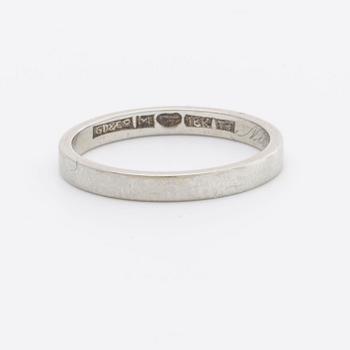 2 RINGAR 18 K vitguld, 1 turmalin ca 5 x 6 mm samt 2 diamanter 8/8, 1 slät ring.