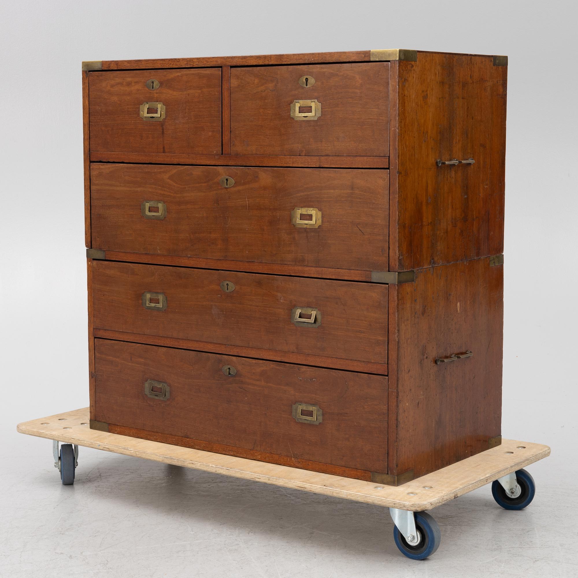 Chest of drawers, England, 19th century.