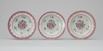 338. Three famille rose plates. Qing dynasty. Qianlong (1736-95).
