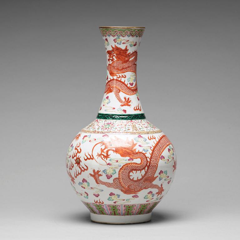 A five clawed dragon vase, Qing dynasty.