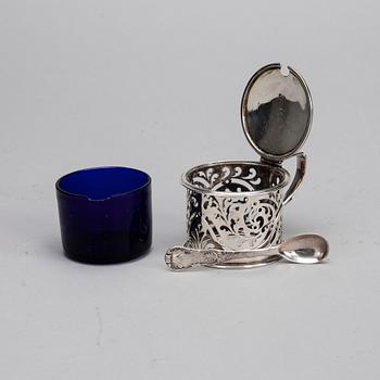 SENAPSKANNA, silver och glas, London 1836, och SKED, silver, otydliga stämplar. Silvervikt 148,6 g.