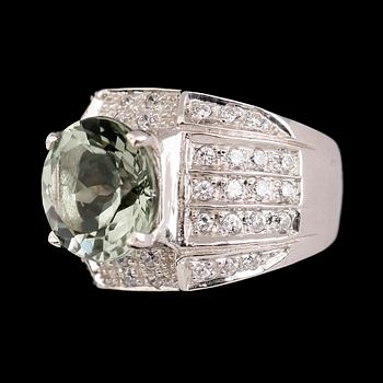 RING, rhodinerat silver, vita safirer samt grön sten.