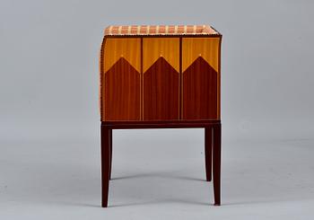 Eliel Saarinen, A FIVE PIECE SET OF FURNITURE.