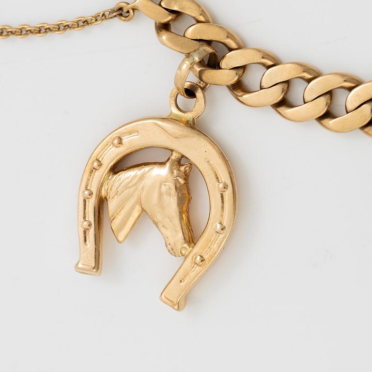 Bracelet 18K gold with charms.