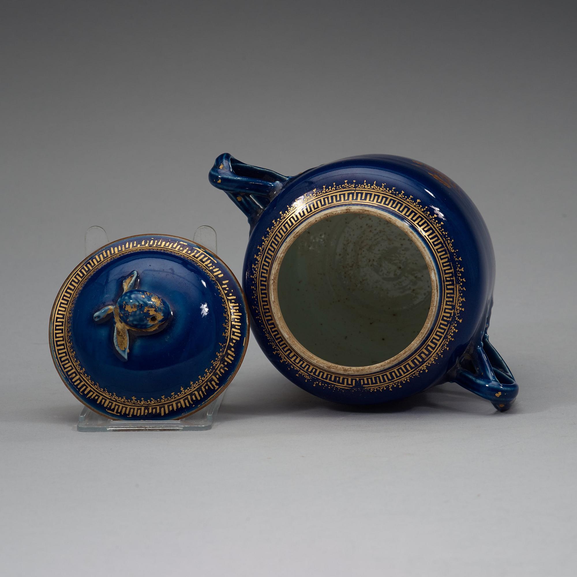 SKÅL med LOCK samt FAT, kompaniporslin. Qingdynastin Qianlong (1736-95).