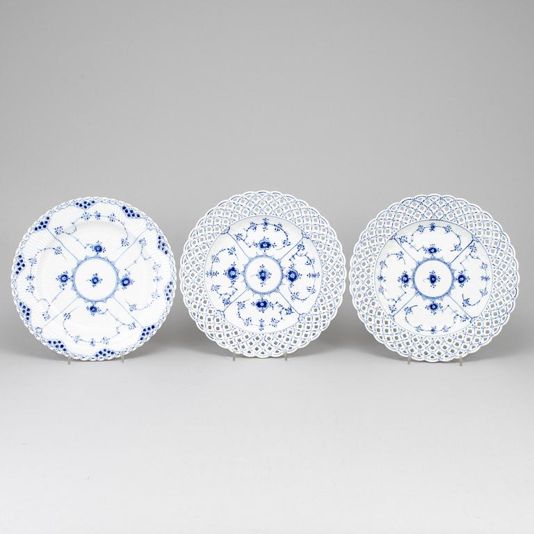 ROYAL COPENHAGEN, tallrikar 3 st, porslin, "Musselmalet", modell 1098 och 624, Danmark.