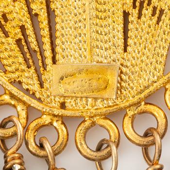 Yvone Christa, två par örhängen, silver, med genombruten dekor, med imitationsstenar.