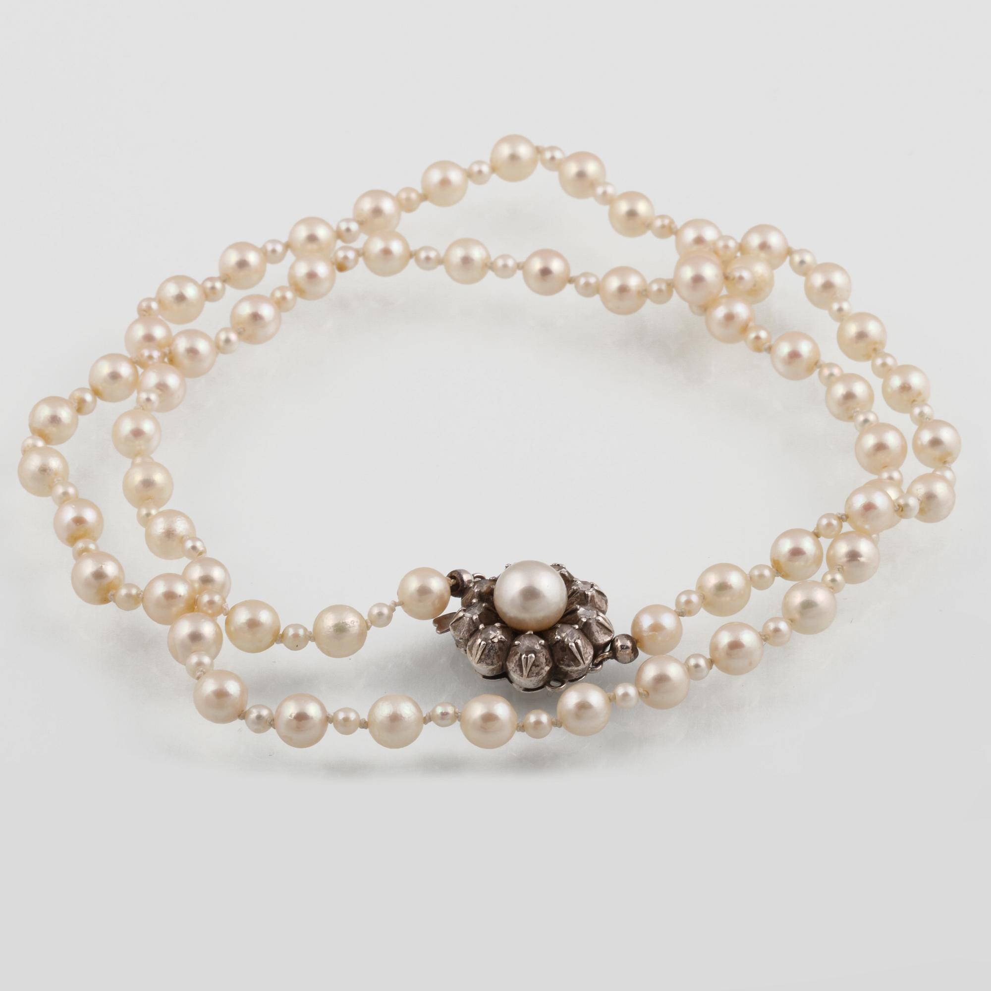 COLLIER, odlade pärlor med lås i 18K guld fasettslipade 9 diamanter från Atelier Ajour, Stockholm, 1964.