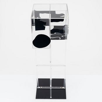 Gösta Wallmark, skulptur, plexiboxar och pinnar. Klarglas och svart.