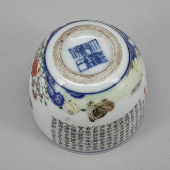 KOPP, porslin. Kina, troligen Republik, 1900-tal, med Qianlong sigillmärke.