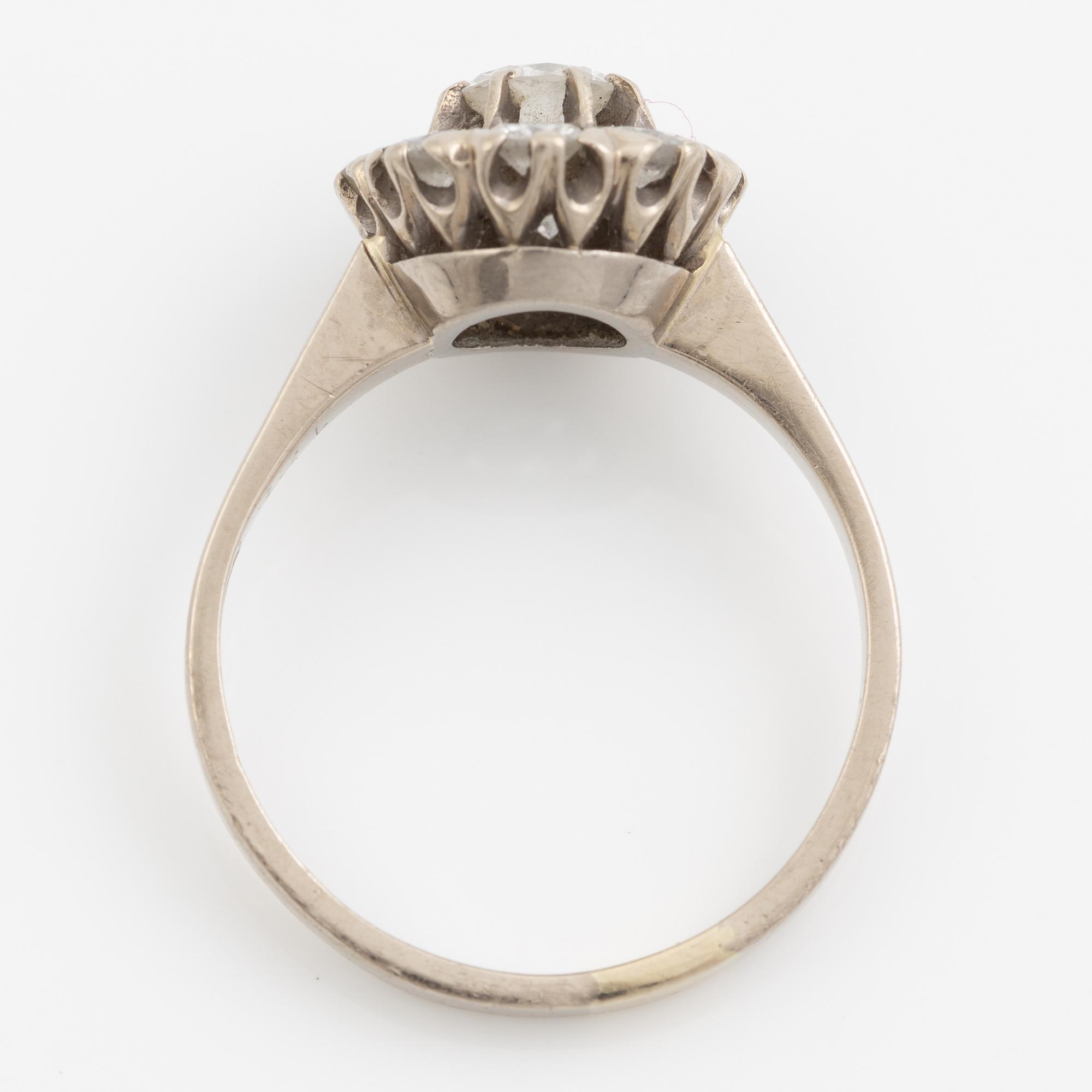 Ring, carmosé, i form av blombukett, 18K vitguld med briljantslipade diamanter.