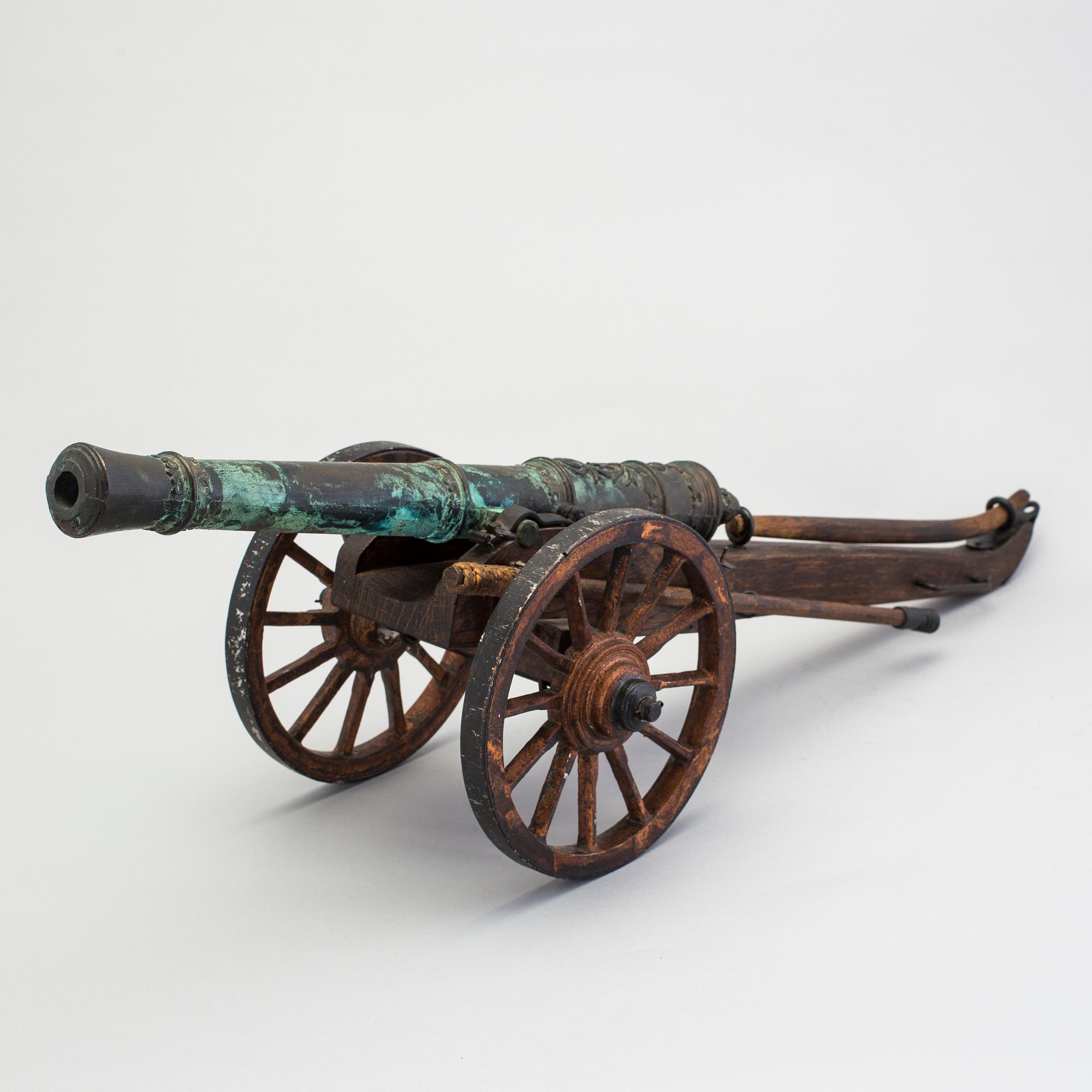 MODELLKANON, brons, kopia av fältkanon med Karl XII monogram, Svensk Metallkonst, Carlscrona, 1900-talets andra hälft.