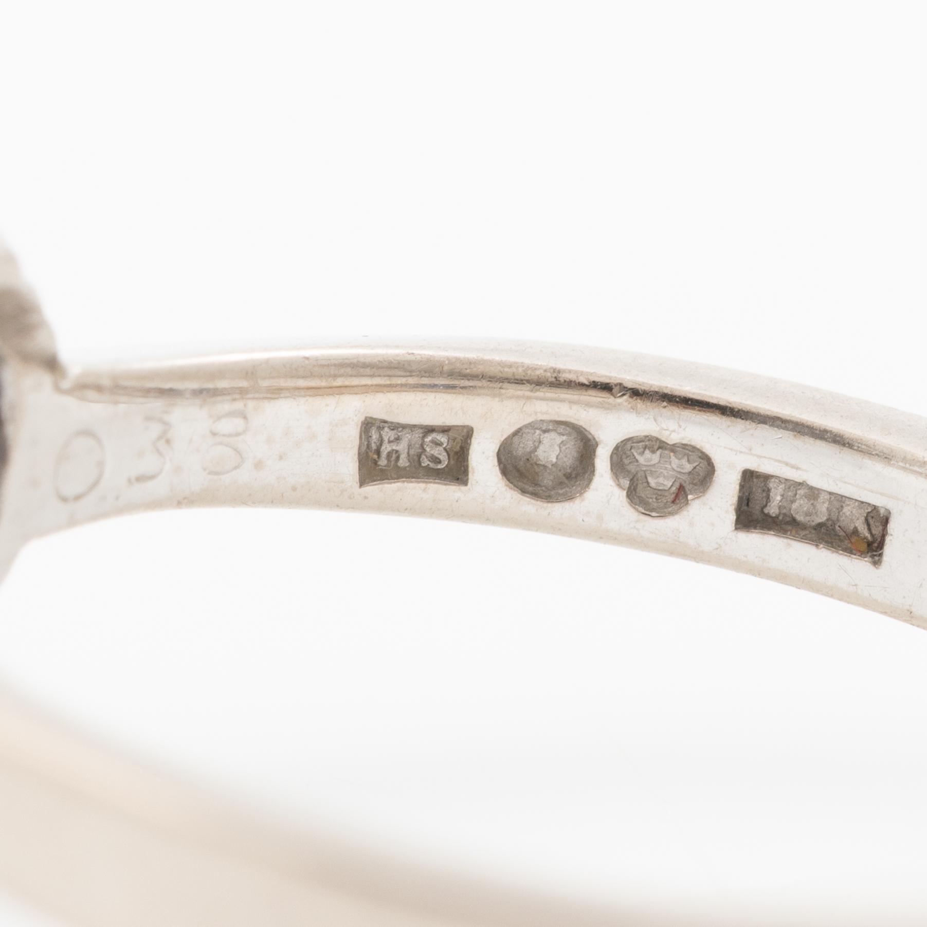 Ring 18K vitguld med blå safir och runda briljantslipade diamanter.