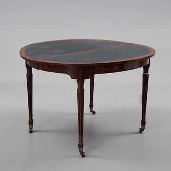 BORD, två stycken, 1800-tal, mahogny med trissor.