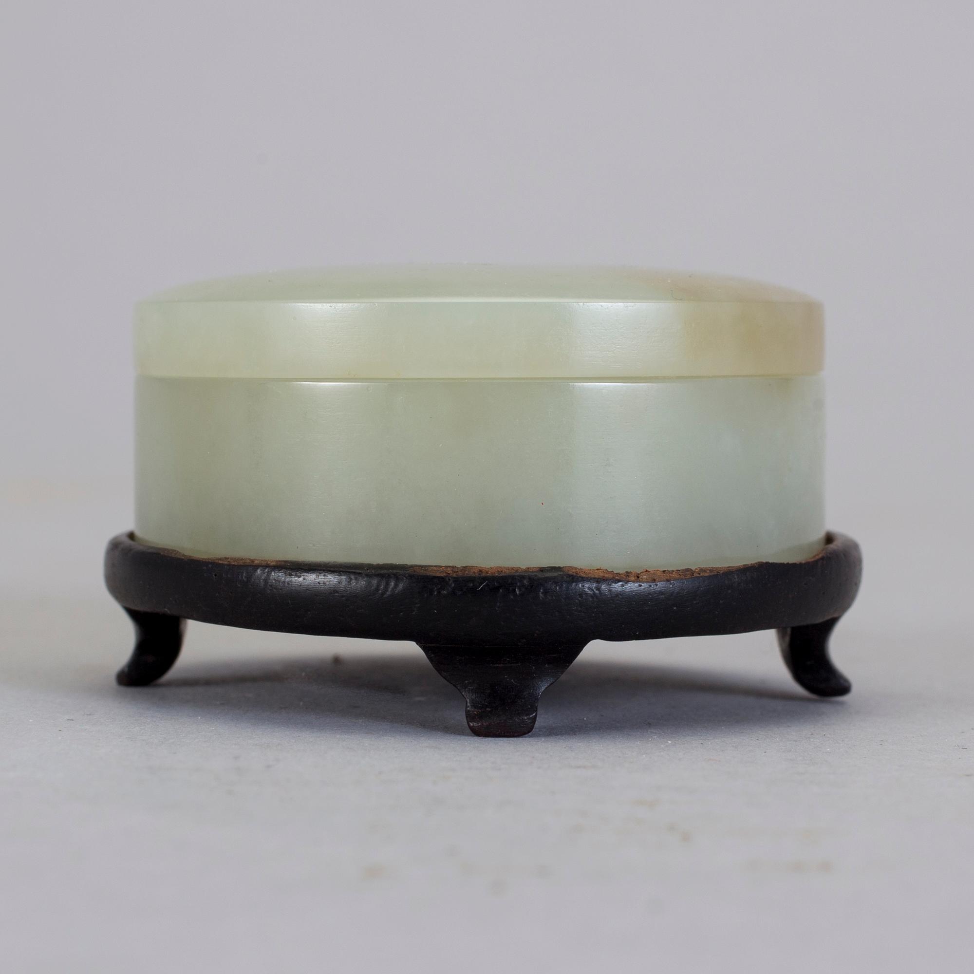 DOSA MED LOCK, nefrit, sent 1800-tal.