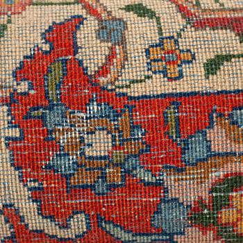 Matta, semiantik Täbris, ca 528-535 x 346,5-352,5 cm, signerad Farhan.