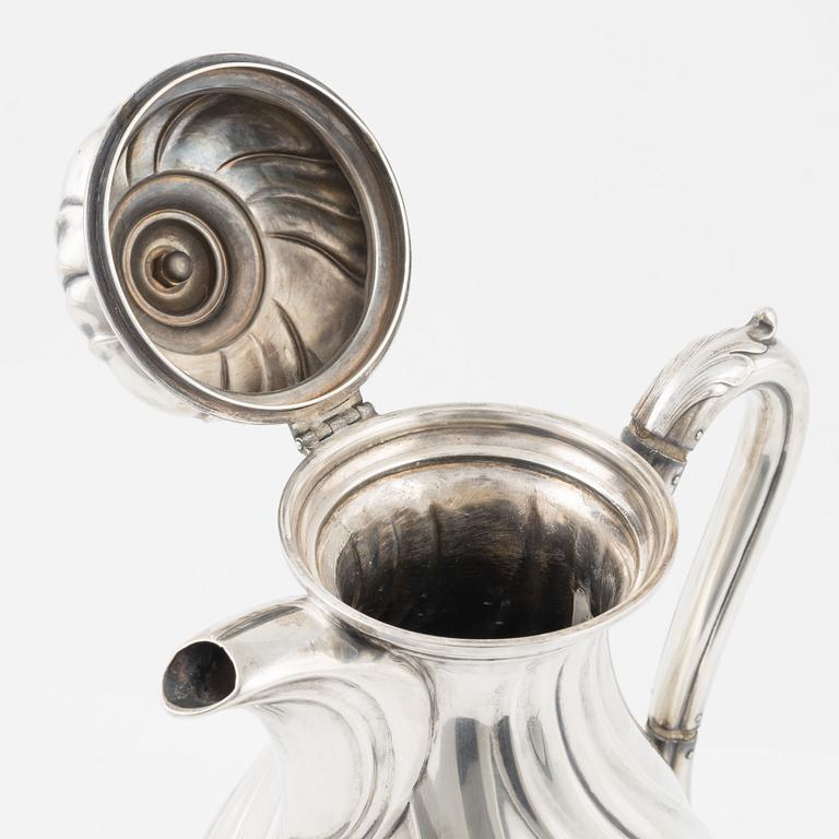 Kaffekanna, silver, rokokostil, importstämpel CG Hallberg, Stockholm 1917.