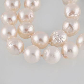 COLLIER. odlade pärlor med lås i silver med fasettslipad blå safir, utländsk stämpel. Vikt 40,5 gram.