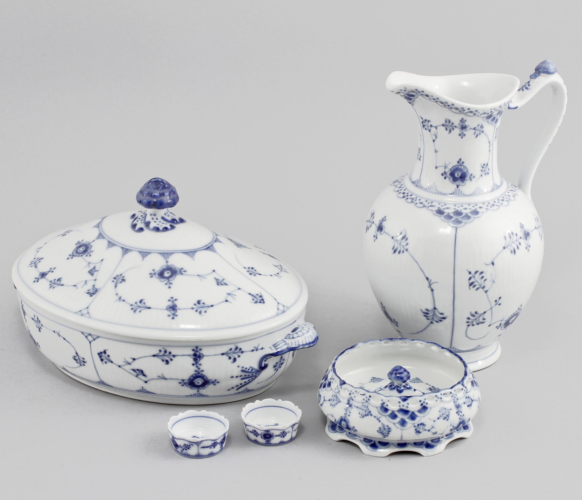 MATSERVIS, 43 delar, porslin, "Musselmalet", Royal Copenhagen, 1900-talets andra hälft.