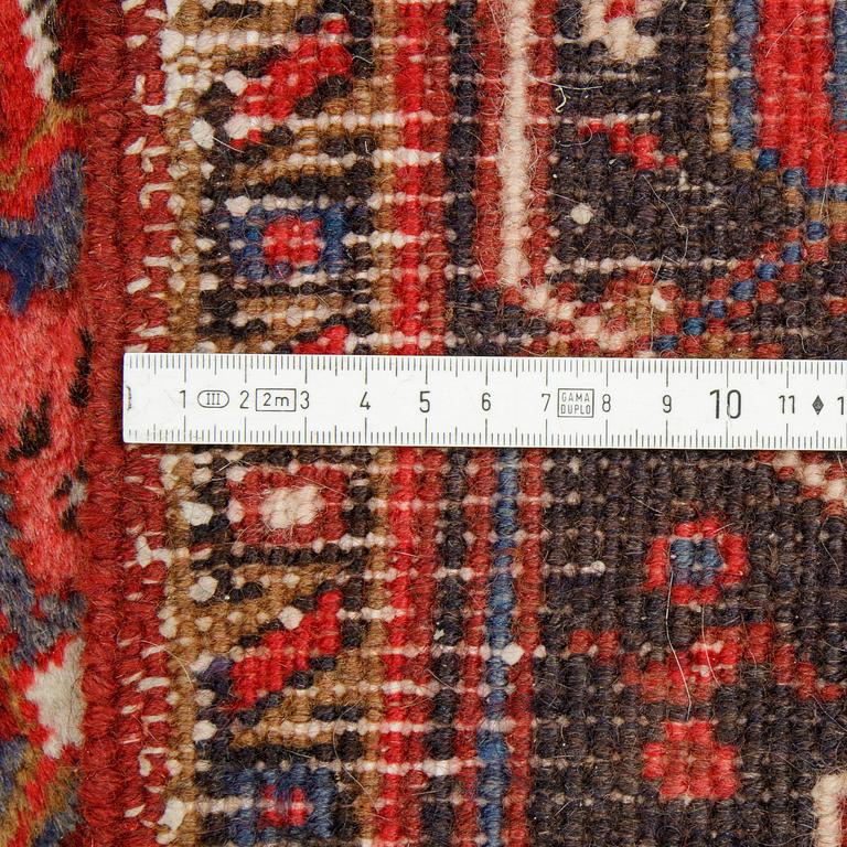 A carpet, semi-antique/old Heriz, ca 340 x 256 cm.