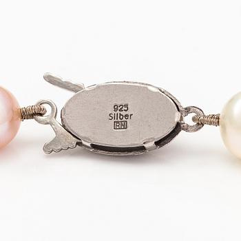 A pearl collier with cultured pearls and sterling silver lock.