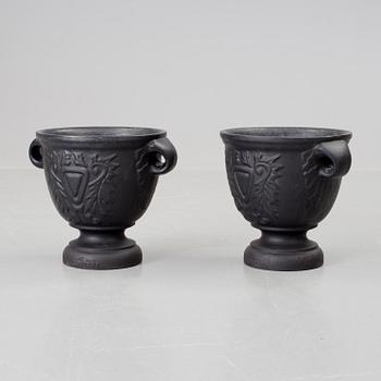 TRÄDGÅRDSURNOR, ett par, gjutjärn, Alunda järngjuteri, 19/2000-tal.