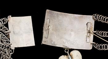 DRÄKTSMYCKE, silver. Johan Bleckberg, Karlskrona.  Vikt ca 103g.