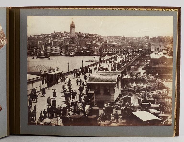 FOTOALBUM,   MEDELHAVSKRYSSNING 1905-06 MED KORVETTEN FREJA.