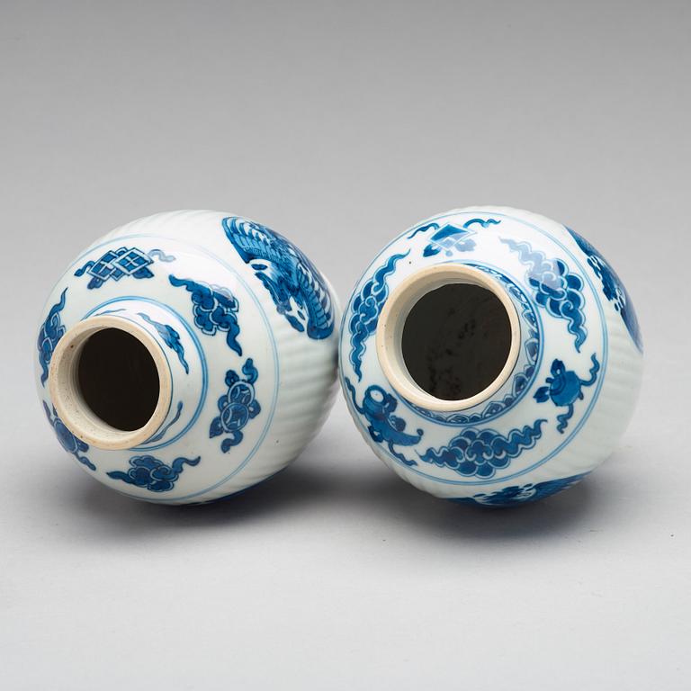 TEKRUKOR, ett par, porslin. Qingdynastin, Kangxi (1662-1722).