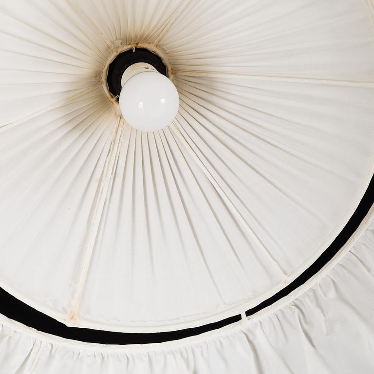 JOSEF FRANK, taklampa, modell 2560, Firma Svenskt Tenn, 1900-talets andra hälft. Höjd ca 30 cm.