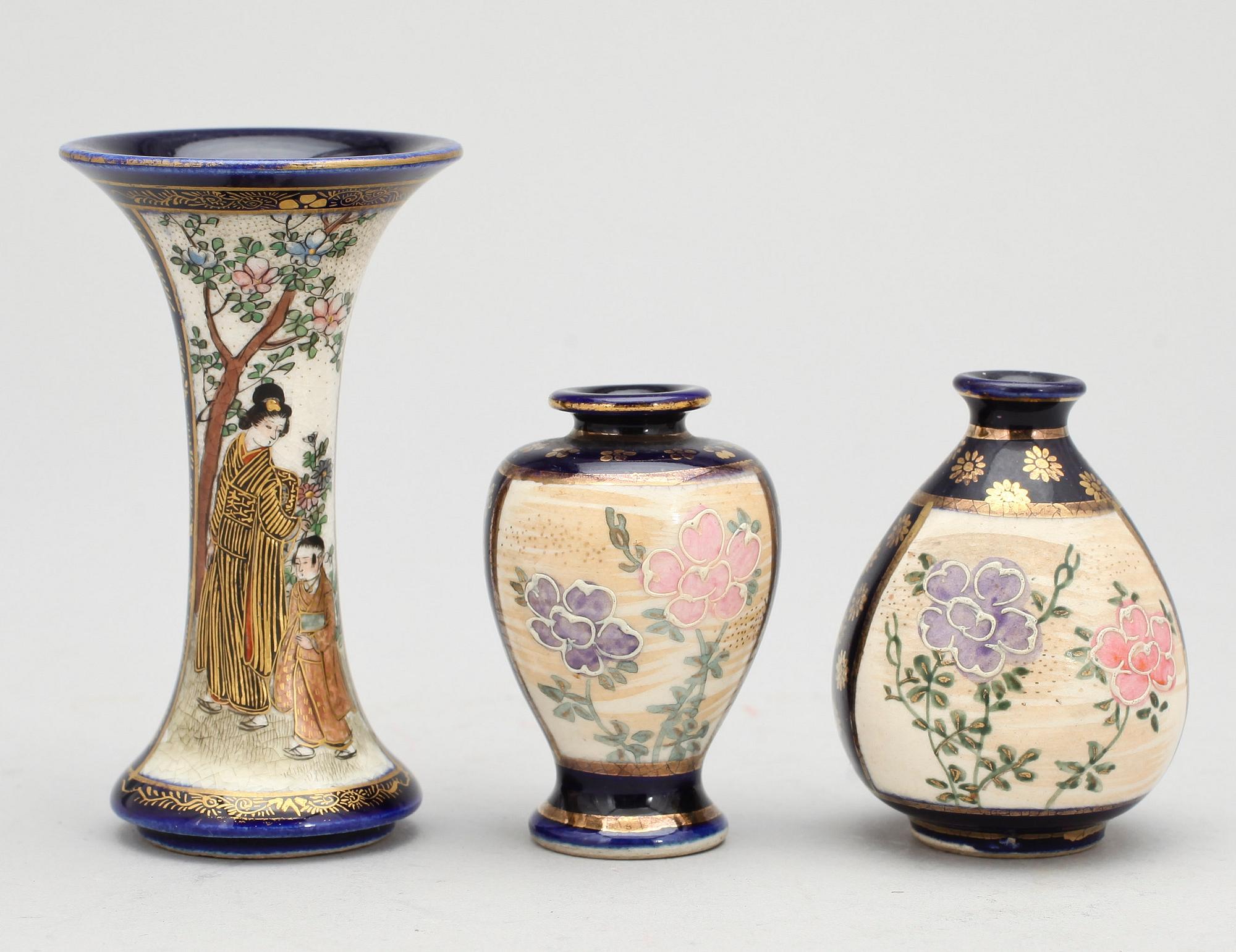 FAT SAMT 3 MINIATYRVASER, porslin, Kina omkring 1800 resp Japan 1900-tal.