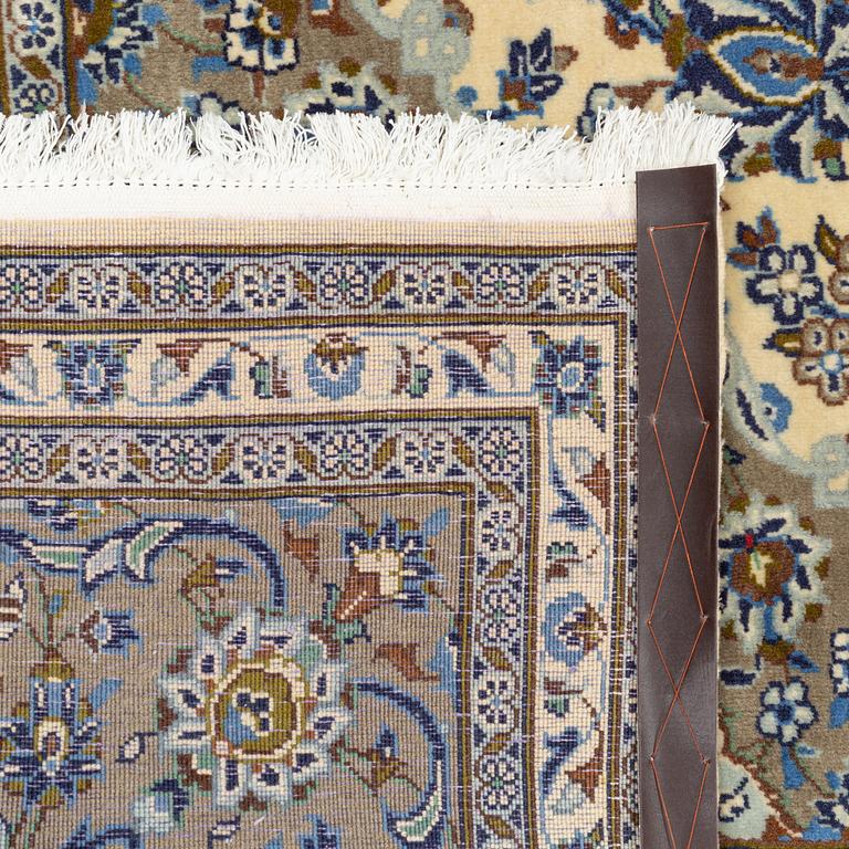 A carpet, Kashan, ca 310 x 205 cm.