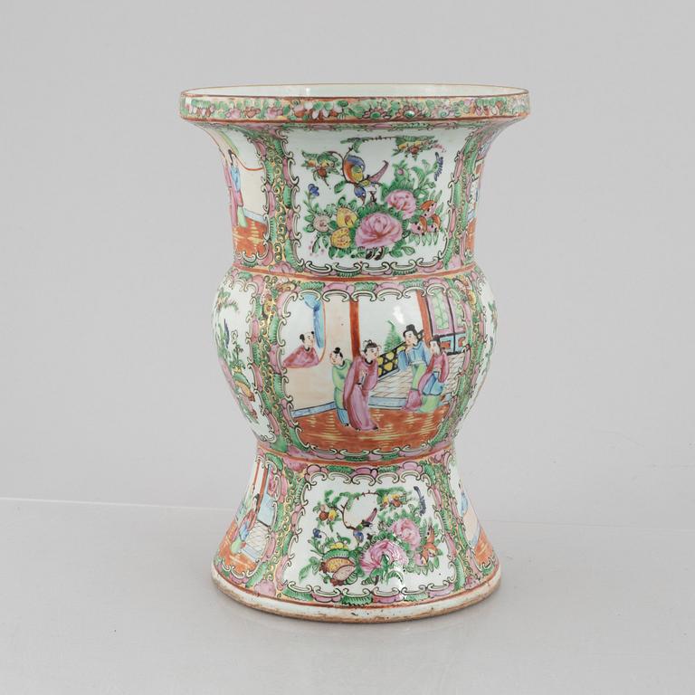 A Canton porcelain vase, China, Qing dynasty, around 1900.
